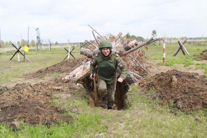 Бийск. Учащиеся десятых классов на военно-полевых сборах в Горно-Алтайском центре допризывной подготовки на базе зенитно-ракетного соединения Центрального военного округа.