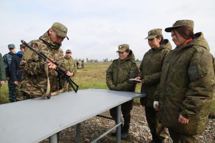 Бийск. Учащиеся десятых классов на военно-полевых сборах в Горно-Алтайском центре допризывной подготовки на  базе зенитно-ракетного соединения Центрального военного округа.