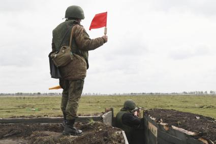 Бийск. Учащиеся десятых классов на военно-полевых сборах в Горно-Алтайском центре допризывной подготовки на  базе зенитно-ракетного соединения Центрального военного округа.