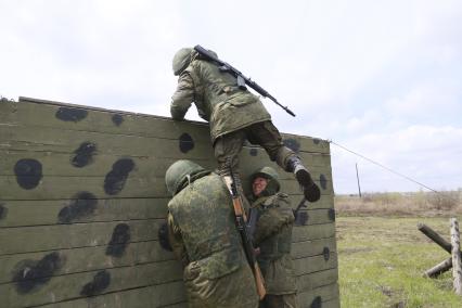 Бийск. Учащиеся десятых классов на военно-полевых сборах в Горно-Алтайском центре допризывной подготовки на  базе зенитно-ракетного соединения Центрального военного округа.