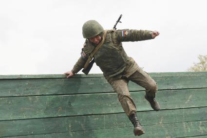 Бийск. Учащиеся десятых классов на военно-полевых сборах в Горно-Алтайском центре допризывной подготовки на  базе зенитно-ракетного соединения Центрального военного округа.