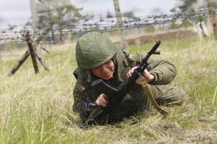 Бийск. Учащиеся десятых классов на военно-полевых сборах в Горно-Алтайском центре допризывной подготовки на  базе зенитно-ракетного соединения Центрального военного округа.