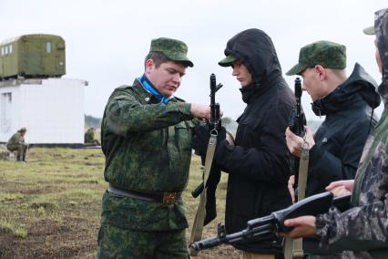 Бийск. Учащиеся десятых классов на военно-полевых сборах в Горно-Алтайском центре допризывной подготовки на  базе зенитно-ракетного соединения Центрального военного округа.