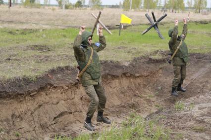 Бийск. Учащиеся десятых классов на военно-полевых сборах в Горно-Алтайском центре допризывной подготовки на  базе зенитно-ракетного соединения Центрального военного округа.