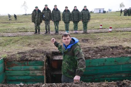 Бийск. Учащиеся десятых классов на военно-полевых сборах в Горно-Алтайском центре допризывной подготовки на  базе зенитно-ракетного соединения Центрального военного округа.