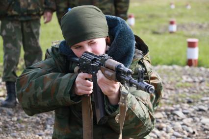 Бийск. Учащиеся десятых классов на военно-полевых сборах в Горно-Алтайском центре допризывной подготовки на  базе зенитно-ракетного соединения Центрального военного округа.