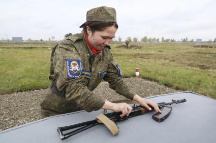 Бийск. Учащиеся десятых классов на военно-полевых сборах в Горно-Алтайском центре допризывной подготовки на  базе зенитно-ракетного соединения Центрального военного округа.