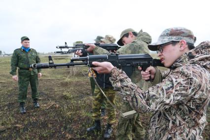 Бийск. Учащиеся десятых классов на военно-полевых сборах в Горно-Алтайском центре допризывной подготовки на  базе зенитно-ракетного соединения Центрального военного округа.