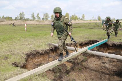 Бийск. Учащиеся десятых классов на военно-полевых сборах в Горно-Алтайском центре допризывной подготовки на базе зенитно-ракетного соединения Центрального военного округа.