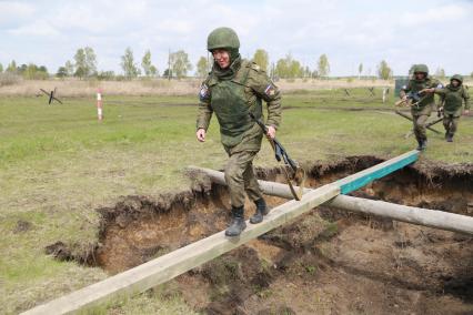 Бийск. Учащиеся десятых классов на военно-полевых сборах в Горно-Алтайском центре допризывной подготовки на  базе зенитно-ракетного соединения Центрального военного округа.