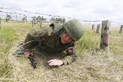 Бийск. Учащиеся десятых классов на военно-полевых сборах в Горно-Алтайском центре допризывной подготовки на  базе зенитно-ракетного соединения Центрального военного округа.