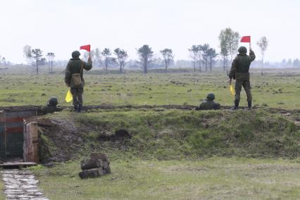 Бийск. Учащиеся десятых классов на военно-полевых сборах в Горно-Алтайском центре допризывной подготовки на  базе зенитно-ракетного соединения Центрального военного округа.