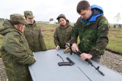 Бийск. Учащиеся десятых классов на военно-полевых сборах в Горно-Алтайском центре допризывной подготовки на  базе зенитно-ракетного соединения Центрального военного округа.