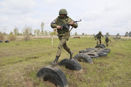 Бийск. Учащиеся десятых классов на военно-полевых сборах в Горно-Алтайском центре допризывной подготовки на  базе зенитно-ракетного соединения Центрального военного округа.