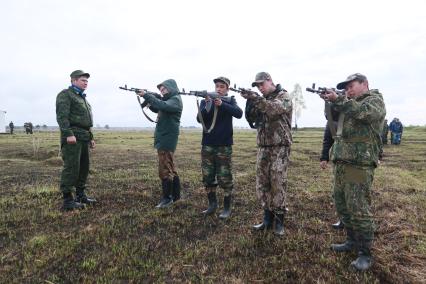 Бийск. Учащиеся десятых классов на военно-полевых сборах в Горно-Алтайском центре допризывной подготовки на  базе зенитно-ракетного соединения Центрального военного округа.