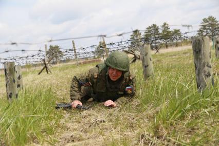 Бийск. Учащиеся десятых классов на военно-полевых сборах в Горно-Алтайском центре допризывной подготовки на  базе зенитно-ракетного соединения Центрального военного округа.