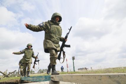 Бийск. Учащиеся десятых классов на военно-полевых сборах в Горно-Алтайском центре допризывной подготовки на  базе зенитно-ракетного соединения Центрального военного округа.