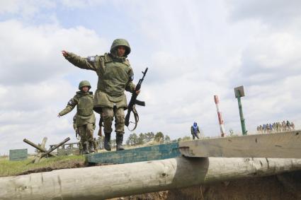 Бийск. Учащиеся десятых классов на военно-полевых сборах в Горно-Алтайском центре допризывной подготовки на  базе зенитно-ракетного соединения Центрального военного округа.