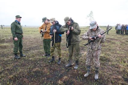 Бийск. Учащиеся десятых классов на военно-полевых сборах в Горно-Алтайском центре допризывной подготовки на  базе зенитно-ракетного соединения Центрального военного округа.