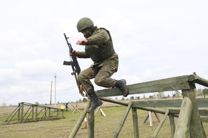 Бийск. Учащиеся десятых классов на военно-полевых сборах в Горно-Алтайском центре допризывной подготовки на  базе зенитно-ракетного соединения Центрального военного округа.