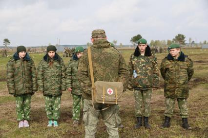 Бийск. Учащиеся десятых классов на военно-полевых сборах в Горно-Алтайском центре допризывной подготовки на  базе зенитно-ракетного соединения Центрального военного округа.