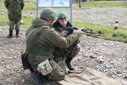 Бийск. Учащиеся десятых классов на военно-полевых сборах в Горно-Алтайском центре допризывной подготовки на  базе зенитно-ракетного соединения Центрального военного округа.