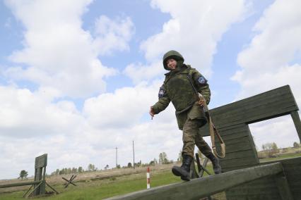 Бийск. Учащиеся десятых классов на военно-полевых сборах в Горно-Алтайском центре допризывной подготовки на базе зенитно-ракетного соединения Центрального военного округа.