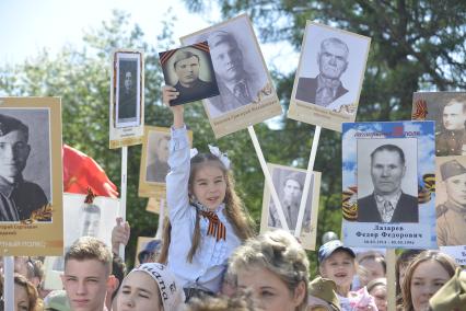 Тула. Участники акции`Бессмертный полк`в честь 73-й годовщины Победы в Великой Отечественной войне.