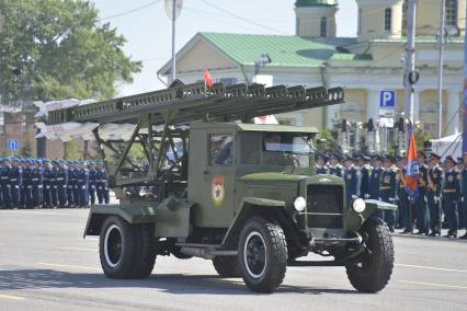 Тула. Реактивная система залпового огня БМ-13 `Катюша` во время парада, посвященного 73 годовщине Победы в Великой Отечественной войне.