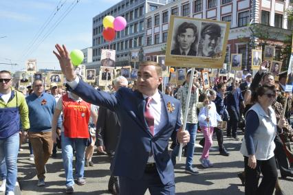 Тула. Губернатор Тульской  области Алексей Дюмин во время акции `Бессмертный полк`в честь 73-й годовщины Победы в Великой Отечественной войне.