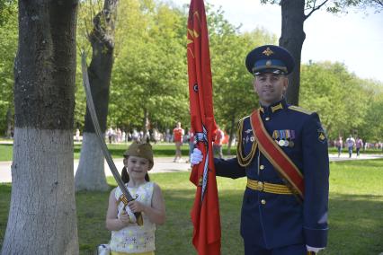 Тула. Девочка рядом с офицером роты почетного караула во время празднования  73-й годовщины Победы в Великой Отечественной войне.