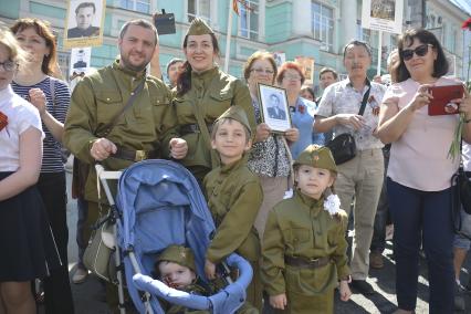 Тула. Участники акции`Бессмертный полк`в честь 73-й годовщины Победы в Великой Отечественной войне.