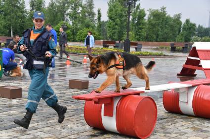 Москва. Показательные выступления МЧС в рамках II Всероссийского героико-патриотического фестиваля детского и юношеского творчества `Звезда Спасения`.