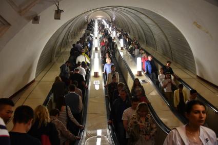 Москва. Пассажиры на эскалаторе на одной из станций метро.