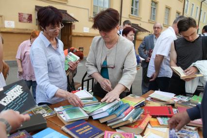 Ставрополь. В рамках Дня открытых дверей Ставропольская краевая библиотека им. М. Ю. Лермонтова проводит акцию `Отдадим книги в хорошие руки!`.