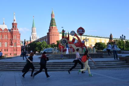 Москва.  Часы обратного отсчета до чемпионата мира-2018 на Манежной площади.