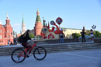 Москва.  Часы обратного отсчета до чемпионата мира-2018 на Манежной площади.