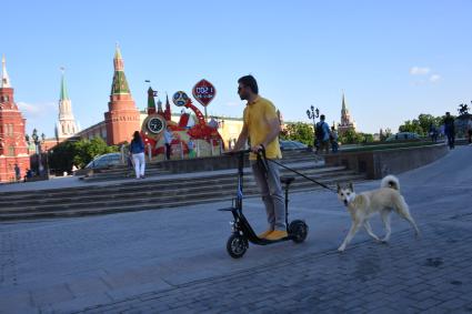 Москва.  Часы обратного отсчета до чемпионата мира-2018 на Манежной площади.