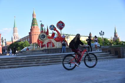 Москва.  Часы обратного отсчета до чемпионата мира-2018 на Манежной площади.