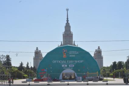 Москва. Официальный магазин чемпионата мира 2018 возле Московского государственного университета им. Ломоносова на Воробьевых горах.