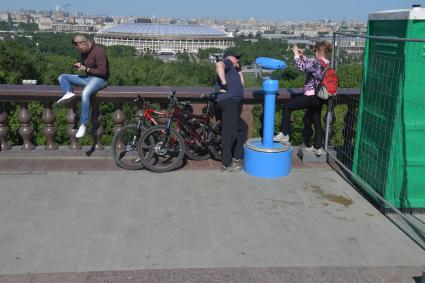 Москва. Туристы на смотровой площадке Воробьевых гор.