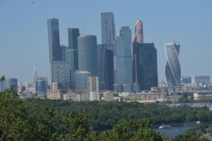 Москва. Вид на небоскребы делового центра `Москва-Сити`.