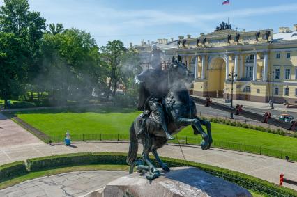 Санкт-Петербург. Работник музея Городской скульптуры моют памятник Петру I `Медный всадник` на Сенатской площади.