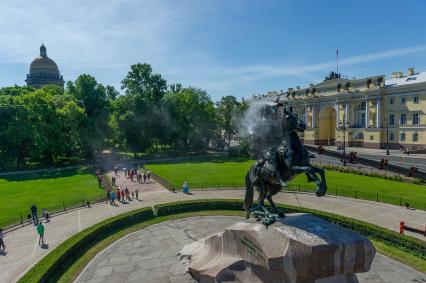 Санкт-Петербург. Работник музея Городской скульптуры моют памятник Петру I `Медный всадник` на Сенатской площади.