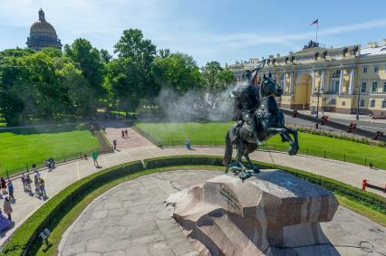 Санкт-Петербург. Работник музея Городской скульптуры моет памятник Петру I `Медный всадник` на Сенатской площади.