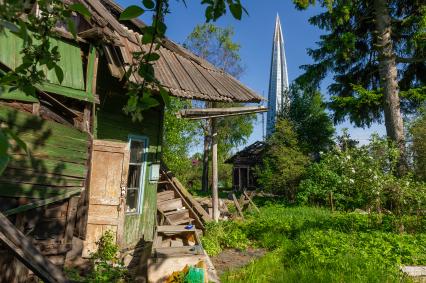 Санкт-Петербург. Разрушенные нежилые дома на улице Славянской, на фоне строящегося `Лахта- центра`  в исторической части Приморского района.