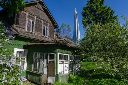 Санкт-Петербург. Разрушенные нежилые дома на улице Славянской, на фоне строящегося `Лахта- центра`  в исторической части Приморского района.