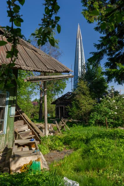 Санкт-Петербург. Разрушенные нежилые дома на улице Славянской, на фоне строящегося `Лахта- центра`  в исторической части Приморского района.