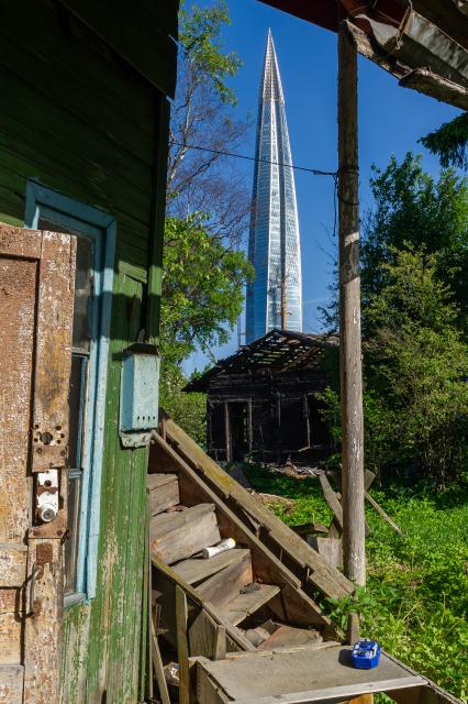 Санкт-Петербург. Разрушенные нежилые дома на улице Славянской, на фоне строящегося `Лахта- центра` в исторической части Приморского района.