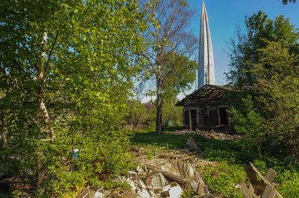 Санкт-Петербург. Разрушенные нежилые дома на улице Славянской, на фоне строящегося `Лахта- центра`  в исторической части Приморского района.